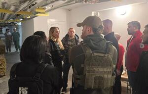 Голлівудська акторка 5 листопада 2025 року вирушила з гуманітарною місією на південь України – до Миколаєва й Херсона