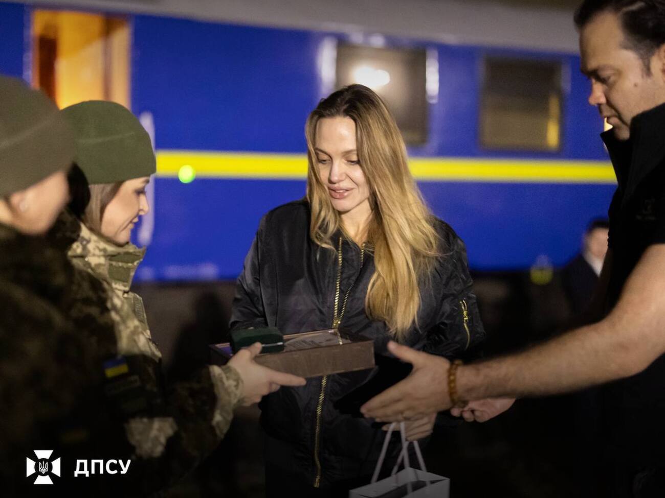 Джоли встретили военнослужащие 7-го пограничного Карпатского отряда ГПСУ