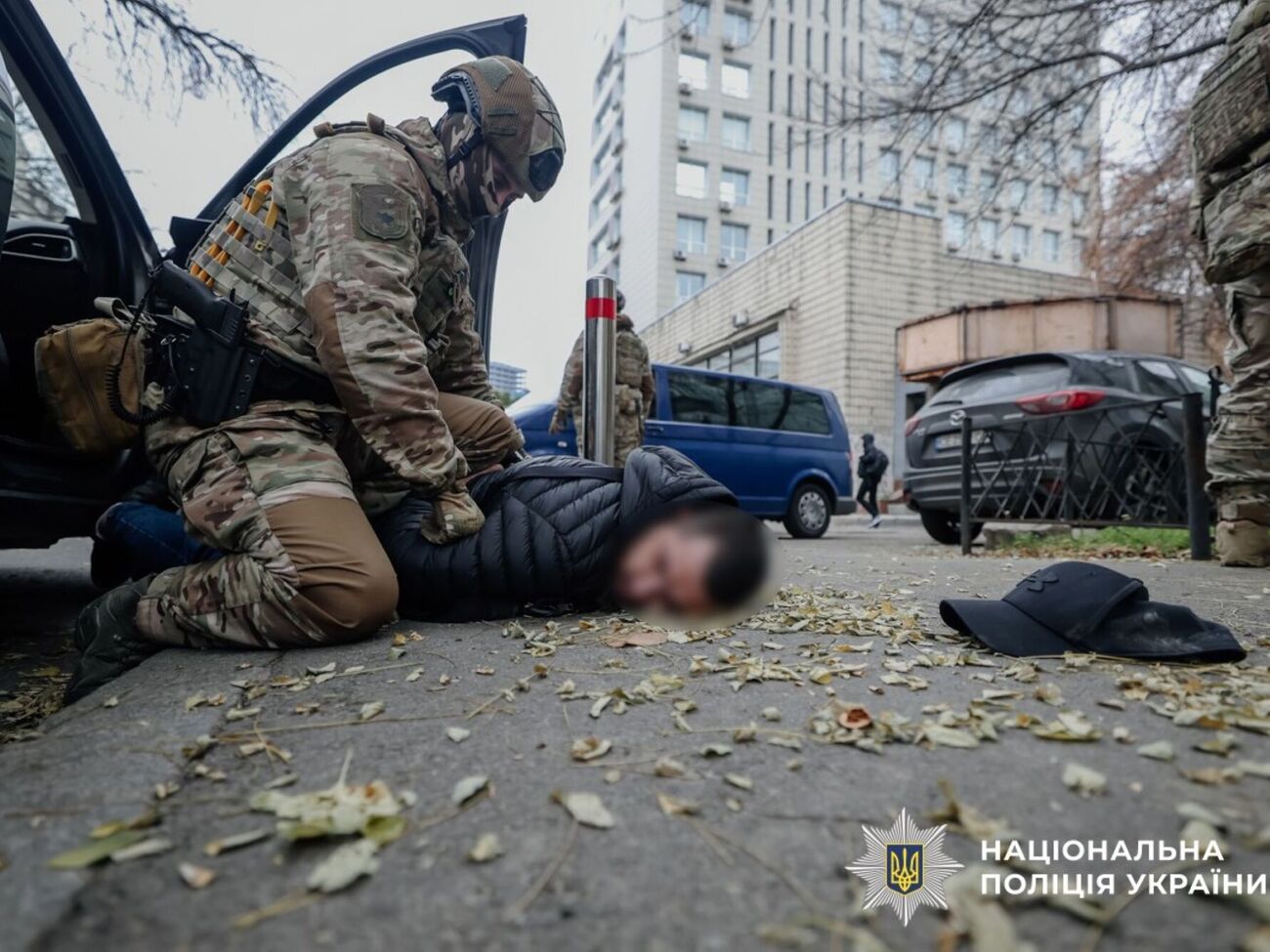 Правоохоронці затримали трьох фігурантів під час одержання $50 тис.