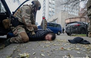 Правоохранители задержали трех фигурантов при получении $50 тыс.