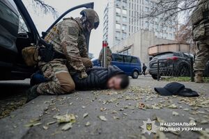 Правоохоронці затримали трьох фігурантів під час одержання $50 тис.