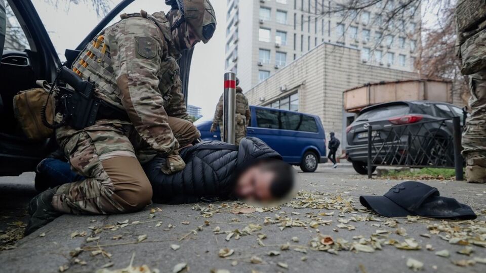 Правоохранители задержали трех фигурантов при получении $50 тыс.