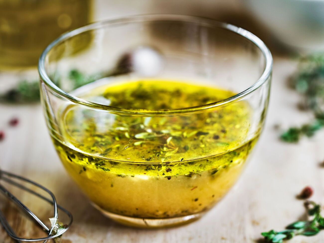 Заправку можно приготовить из меда, растительного масла и лимонного сока