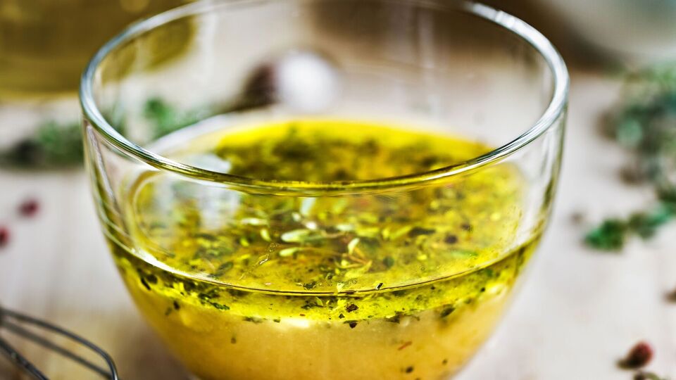 Заправку можно приготовить из меда, растительного масла и лимонного сока