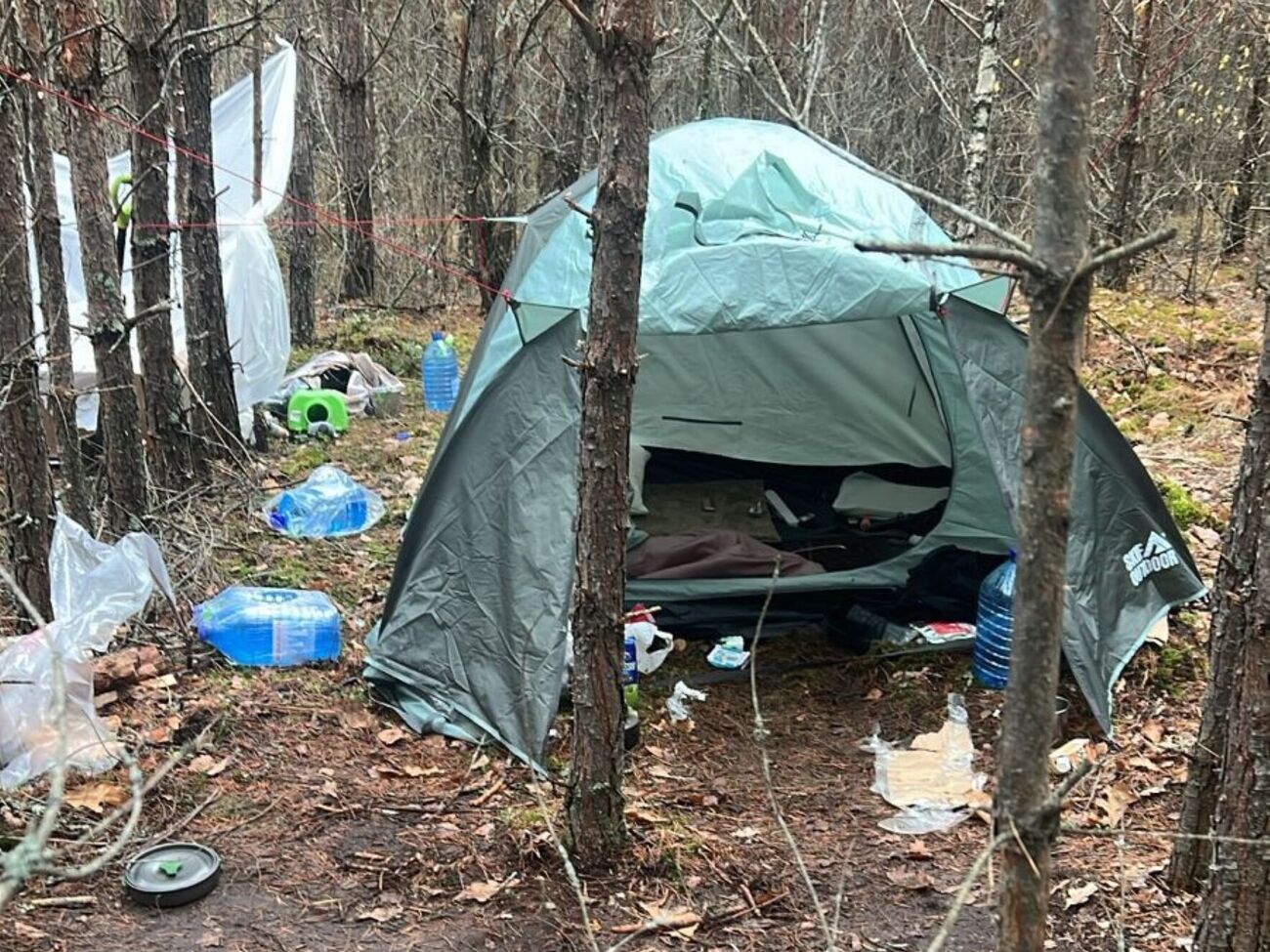 Під час обшуків автомобіля і "схованки" втікача виявили й вилучили понад 12,6 млн грн в іноземній валюті