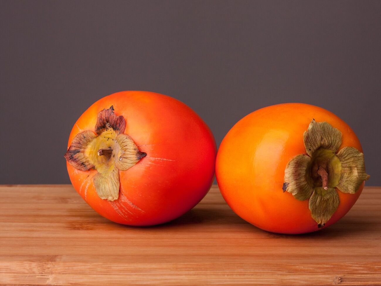 Шарон и хурма похожи внешне