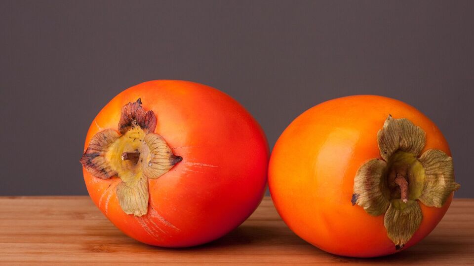 Шарон и хурма похожи внешне