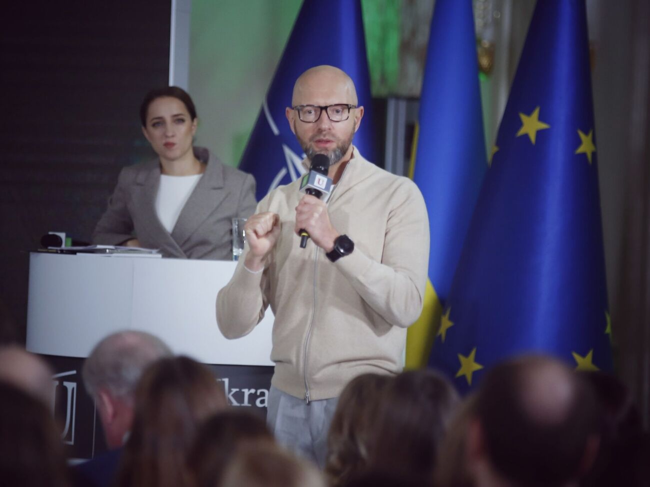 В Україні низька ефективність праці, наголосив Яценюк