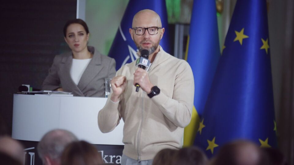 В Україні низька ефективність праці, наголосив Яценюк