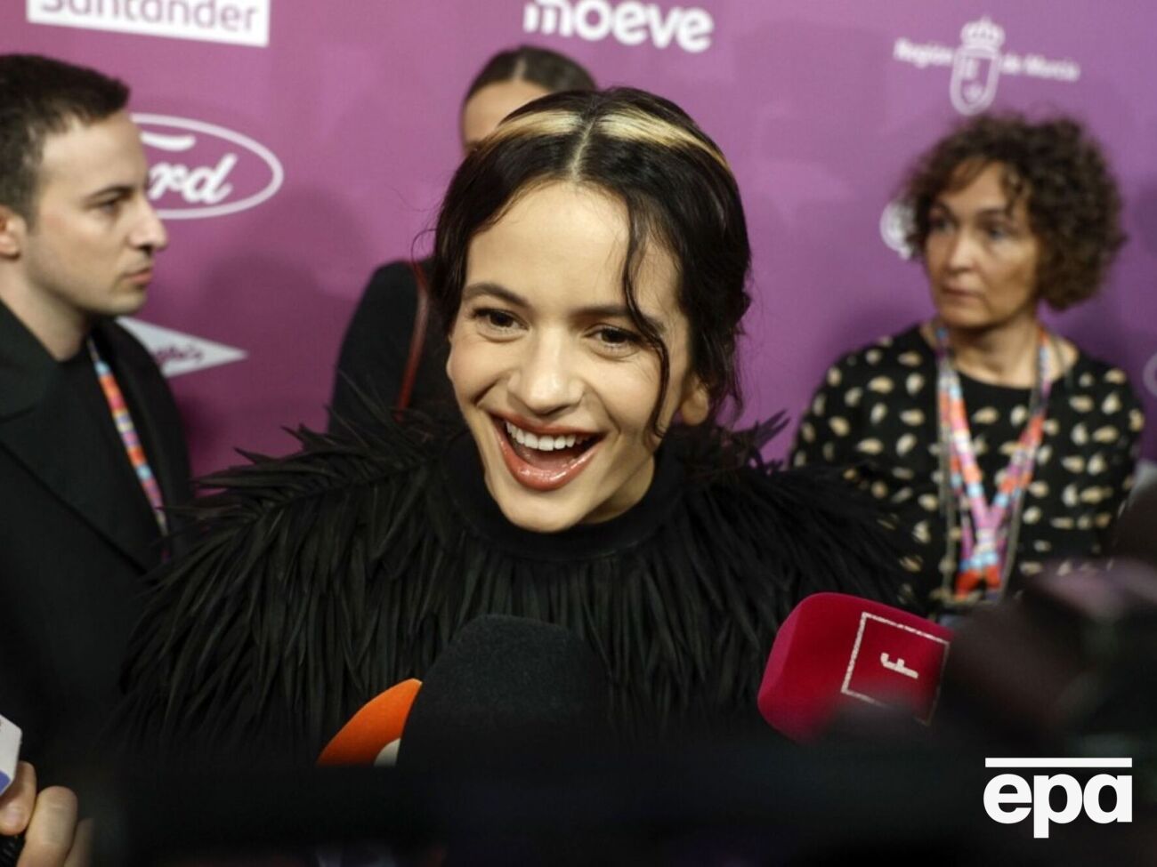 В іспанськомовній композиції Rosalia на початку другої хвилини звучить фраза: "Я не шукаю помсти. Помста шукає мене"