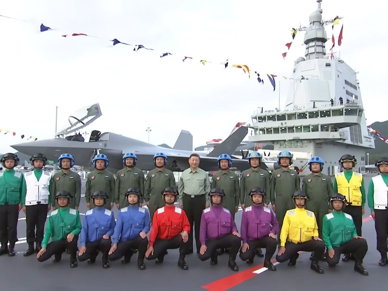 Авианосец Fujian в одном из военно-морских портов города Санья проинспектировал Си Цзиньпин