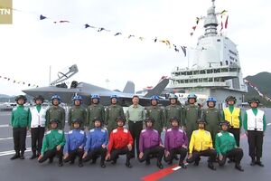 Авианосец Fujian в одном из военно-морских портов города Санья проинспектировал Си Цзиньпин