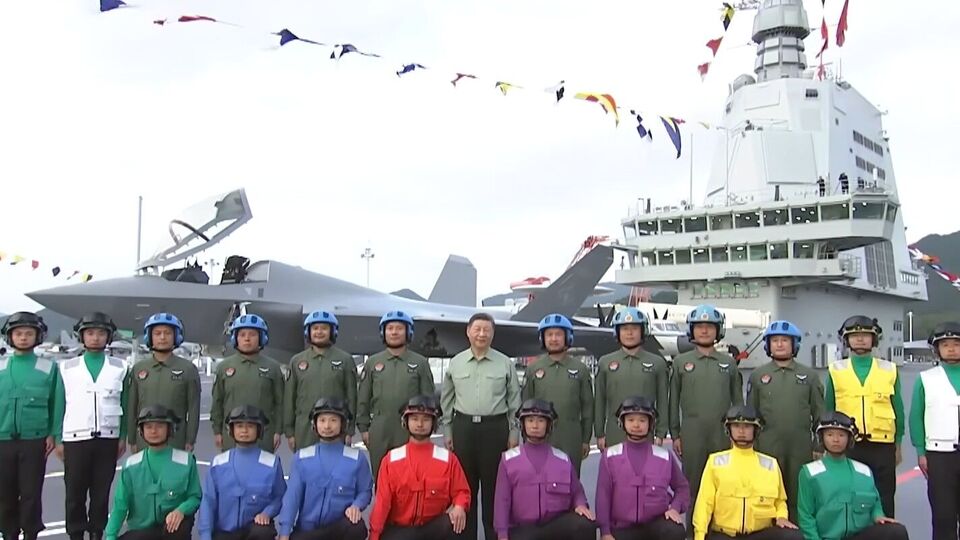 Авианосец Fujian в одном из военно-морских портов города Санья проинспектировал Си Цзиньпин