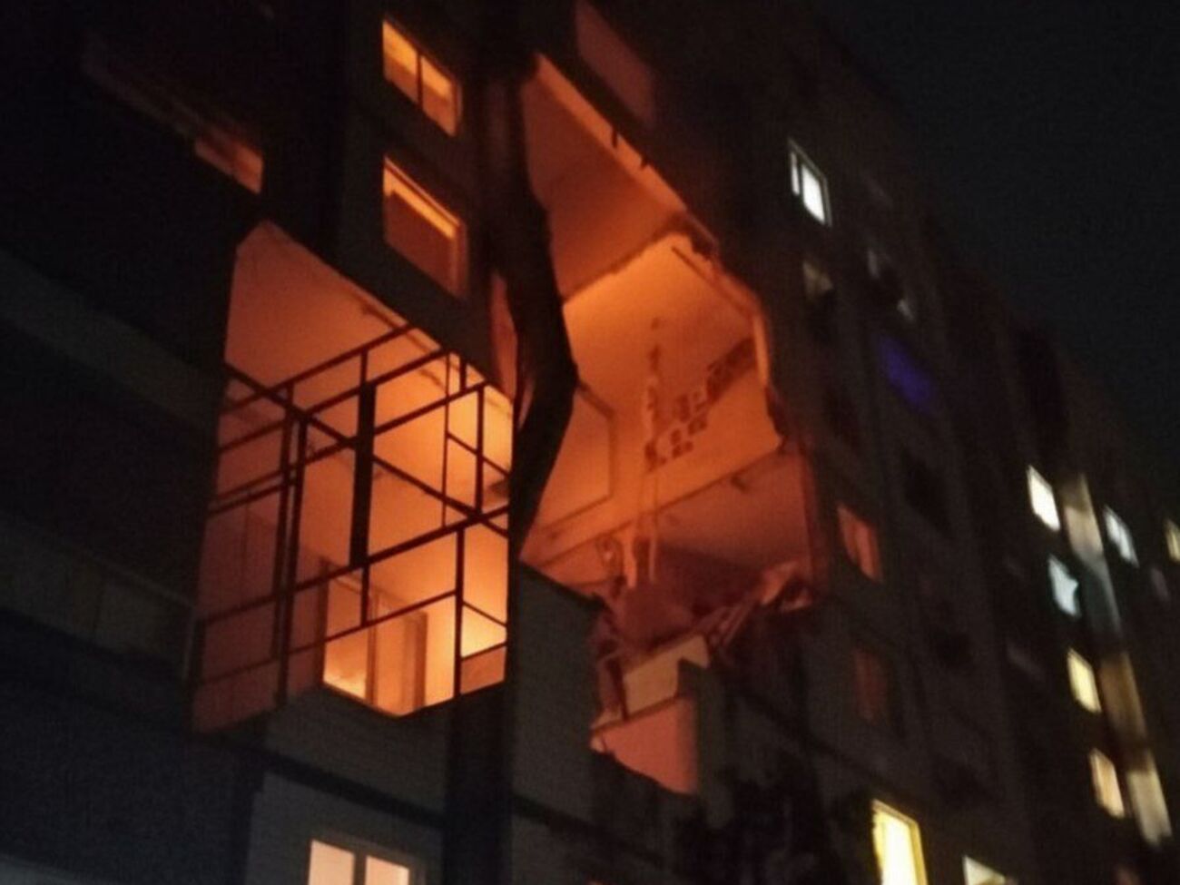 В Днепре из-за попадания БПЛА разрушены несколько квартир в многоэтажке, рассказали в ОВА