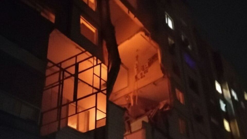 В Днепре из-за попадания БПЛА разрушены несколько квартир в многоэтажке, рассказали в ОВА