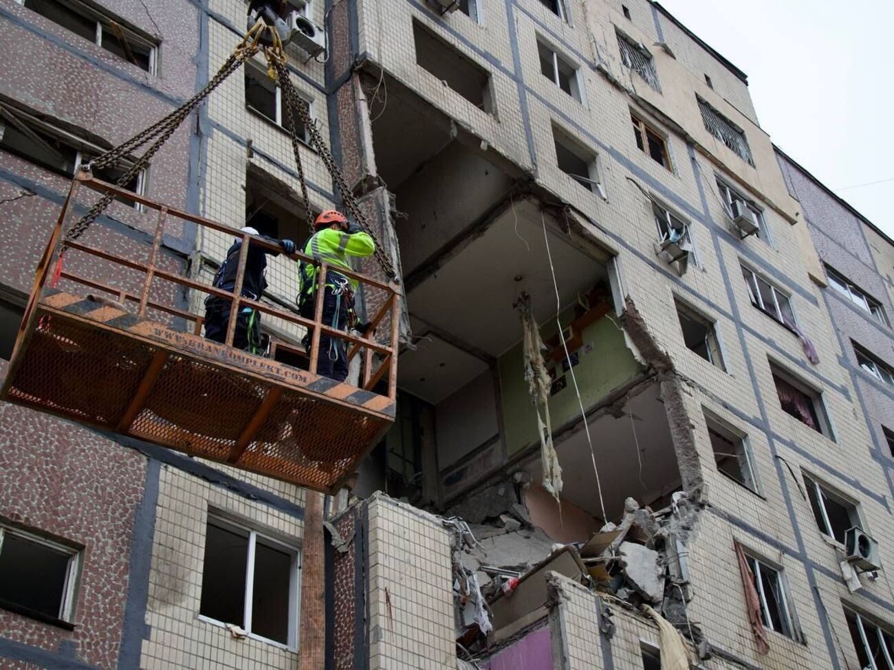 Разрушены квартиры на трех этажах