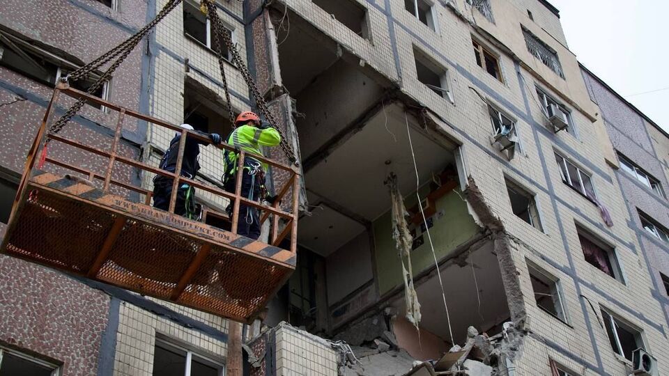 Разрушены квартиры на трех этажах