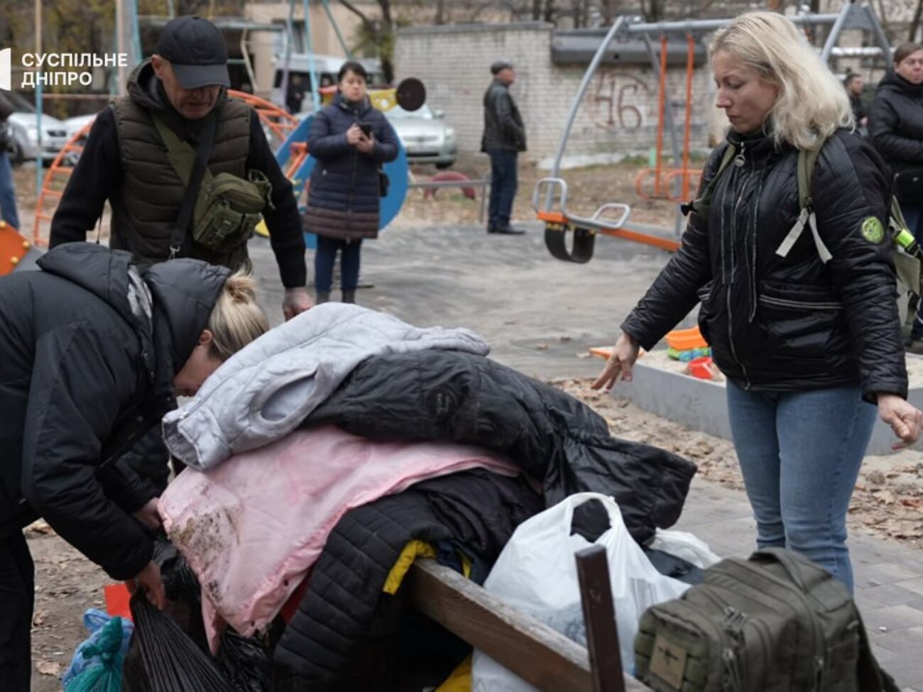 Люди выносят вещи из обстрелянного дома, пишут СМИ