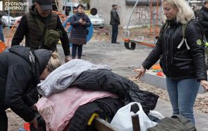 Люди выносят вещи из обстрелянного дома, пишут СМИ