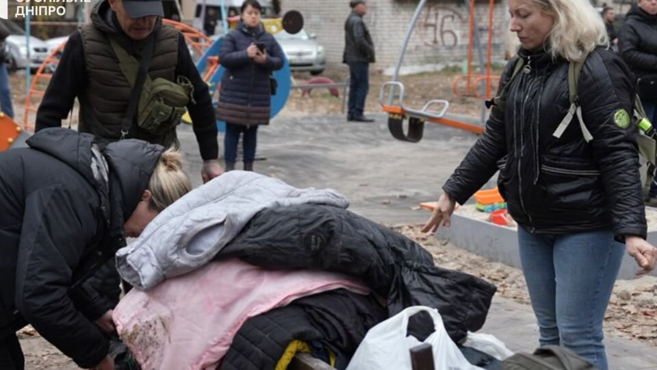 Люди выносят вещи из обстрелянного дома, пишут СМИ