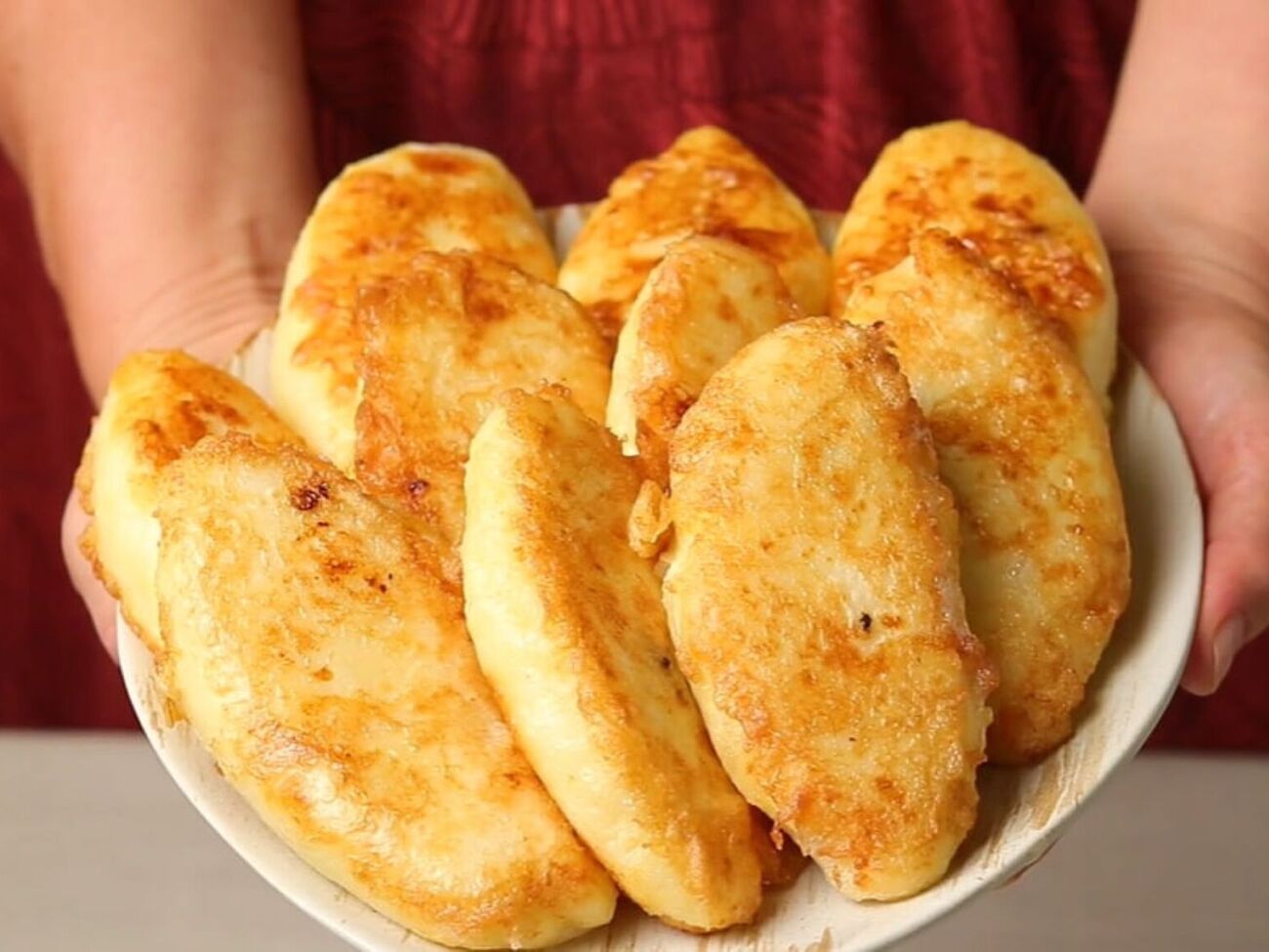 Обжарьте манники на сковороде с растительным маслом до золотистого цвета