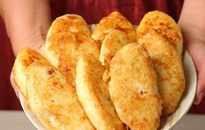 Обжарьте манники на сковороде с растительным маслом до золотистого цвета