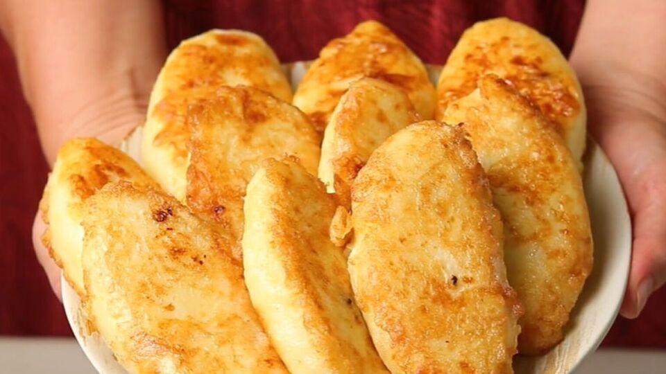 Обжарьте манники на сковороде с растительным маслом до золотистого цвета