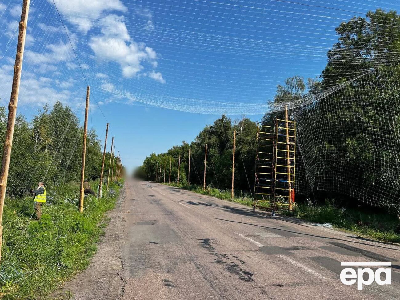 Рыболовные сети используют для создания антидроновых тоннелей в Украине