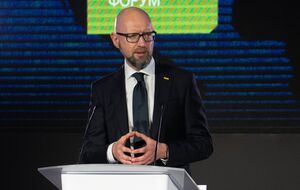 Украина выживет, только если "выстоит в войне" против РФ и станет членом ЕС и НАТО, считает Яценюк