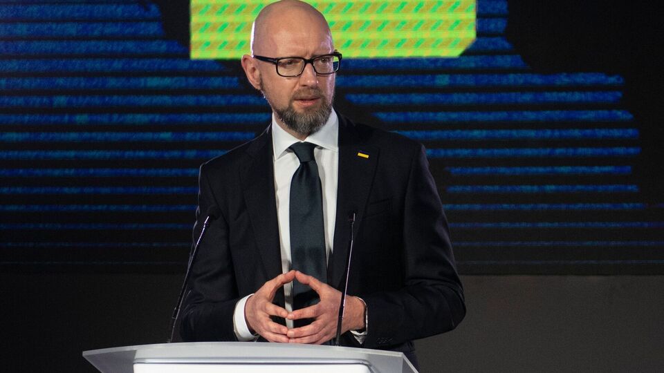 Україна виживе, лише якщо "встоїть у війні" проти РФ і стане членом ЄС і НАТО, вважає Яценюк