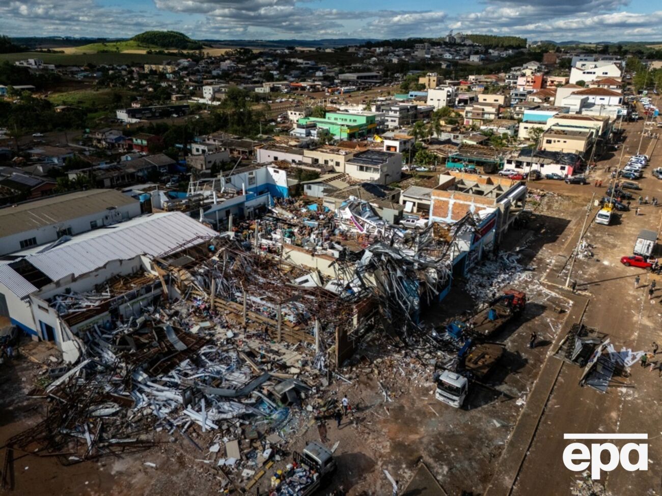Як пише агентство AP, торнадо був потужним, адже його швидкість перевищувала 250 км/год