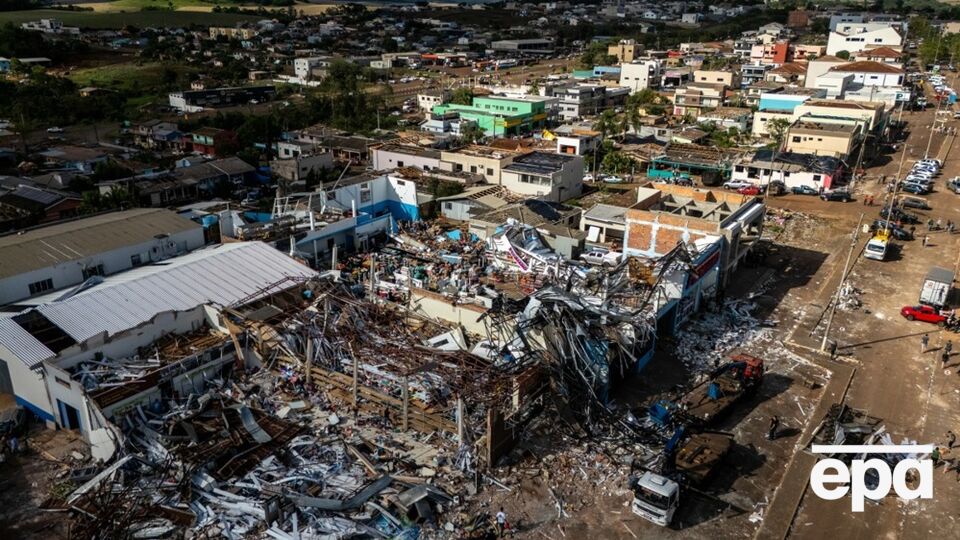 Как пишет агентство AP, торнадо был мощным, ведь его скорость превышала 250 км/ч