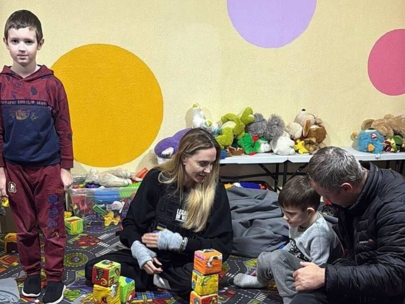 За словами акторки, в Україні вона зустрічалася із сім'ями, які живуть під постійною загрозою російських дронів