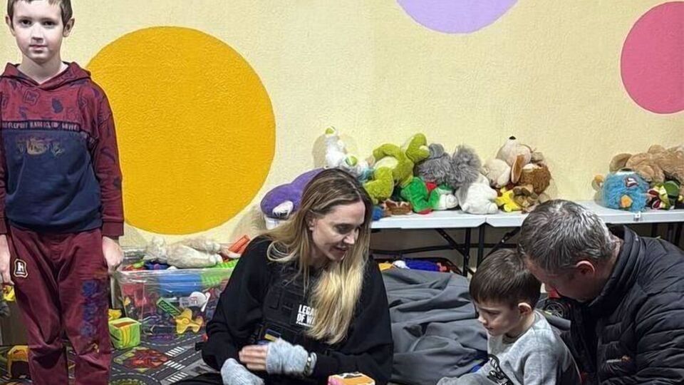 По словам актрисы, в Украине она встречалась с семьями, живущими под постоянной угрозой российских дронов