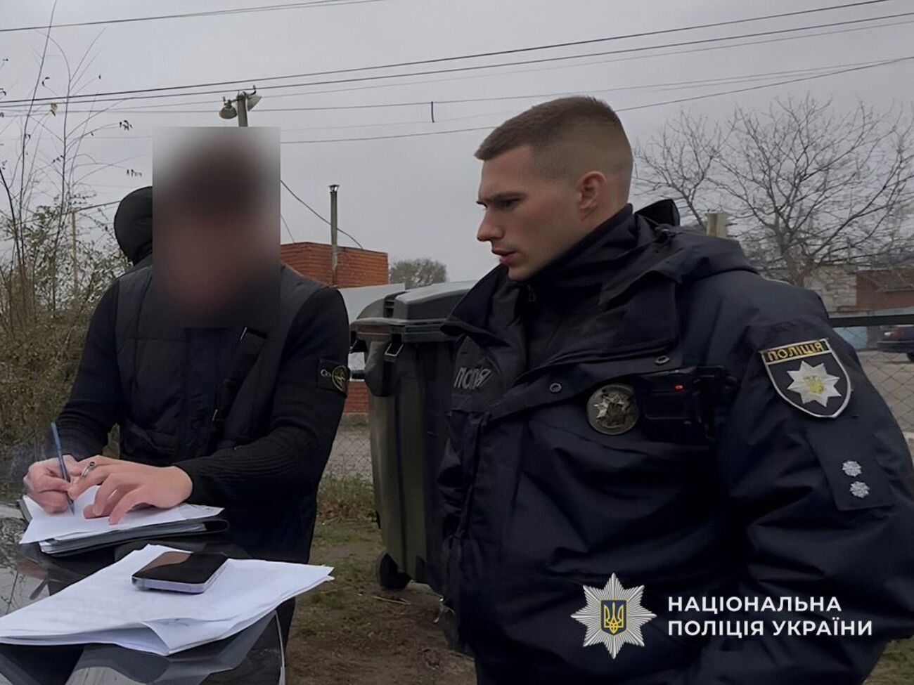 На каждом этапе мужчина контролировал действия потерпевших – от установления приложения до открытия банковского счета, отмечает полиция