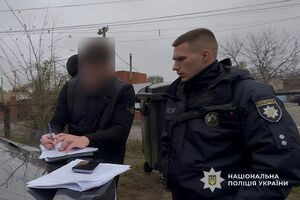На каждом этапе мужчина контролировал действия потерпевших – от установления приложения до открытия банковского счета, отмечает полиция