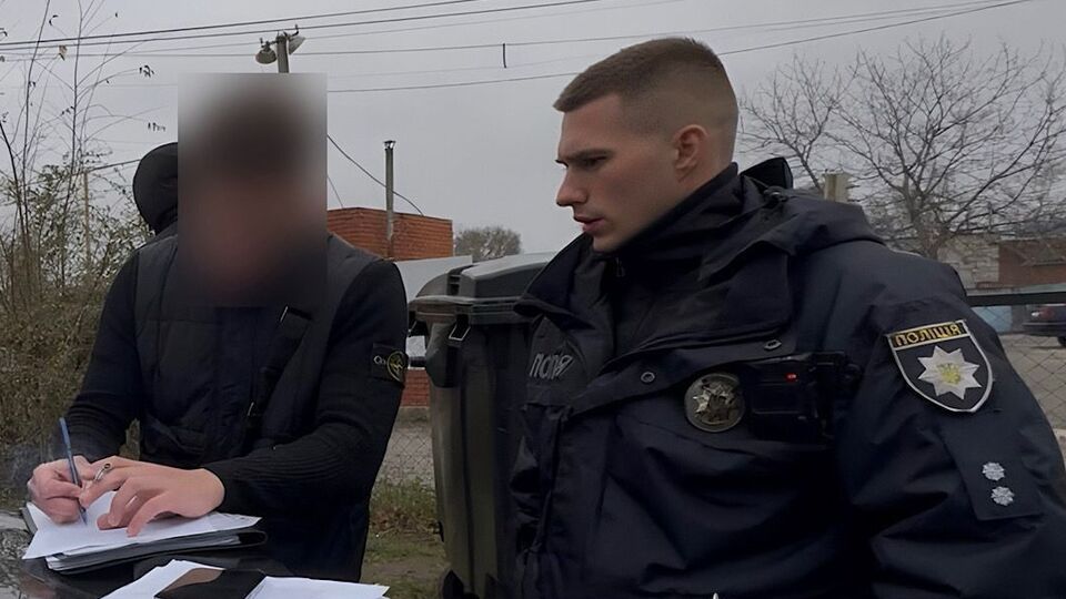 На каждом этапе мужчина контролировал действия потерпевших – от установления приложения до открытия банковского счета, отмечает полиция