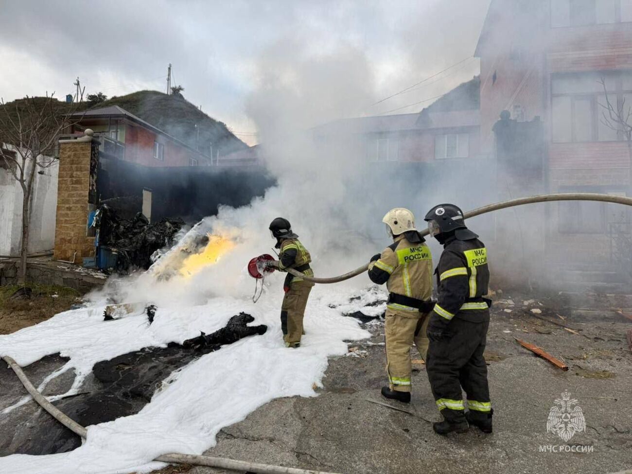 Вертолет упал на частный дом