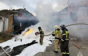 Вертолет упал на частный дом