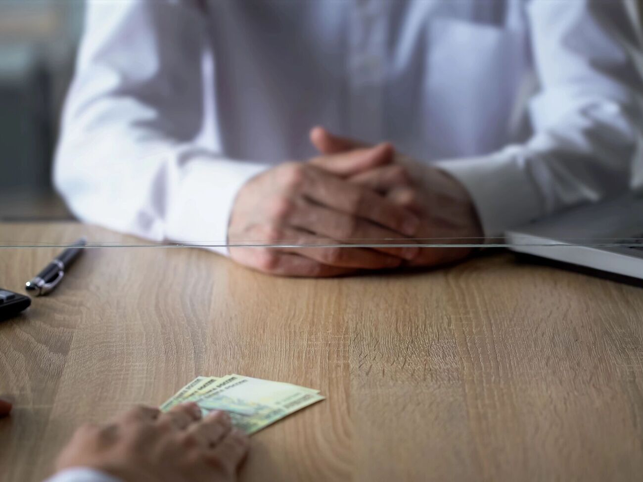 Из-за замедления темпов прироста вкладов российские банки вынуждены изменять условия обслуживания