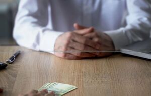 Из-за замедления темпов прироста вкладов российские банки вынуждены изменять условия обслуживания