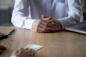 Из-за замедления темпов прироста вкладов российские банки вынуждены изменять условия обслуживания