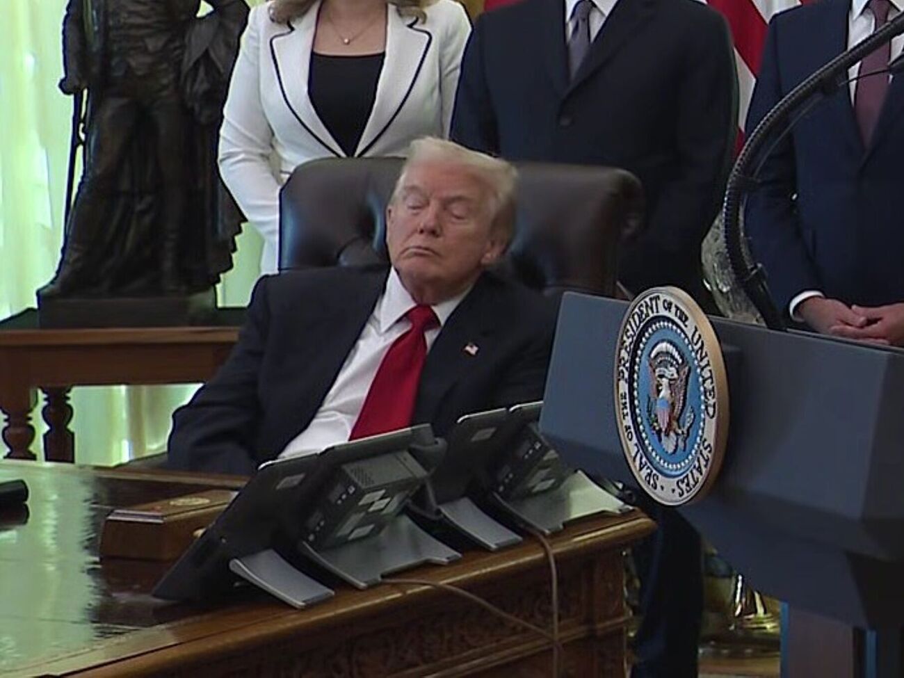 В Белом доме заявили, что Трамп на самом деле не спал