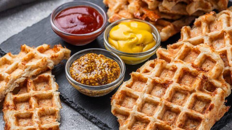 Вафли подают с любимым соусом