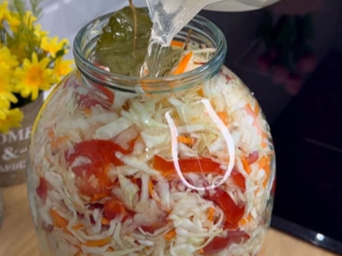 Капусту й перець потрібно залити гарячим маринадом