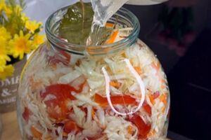 Капусту и перец нужно залить горячим маринадом