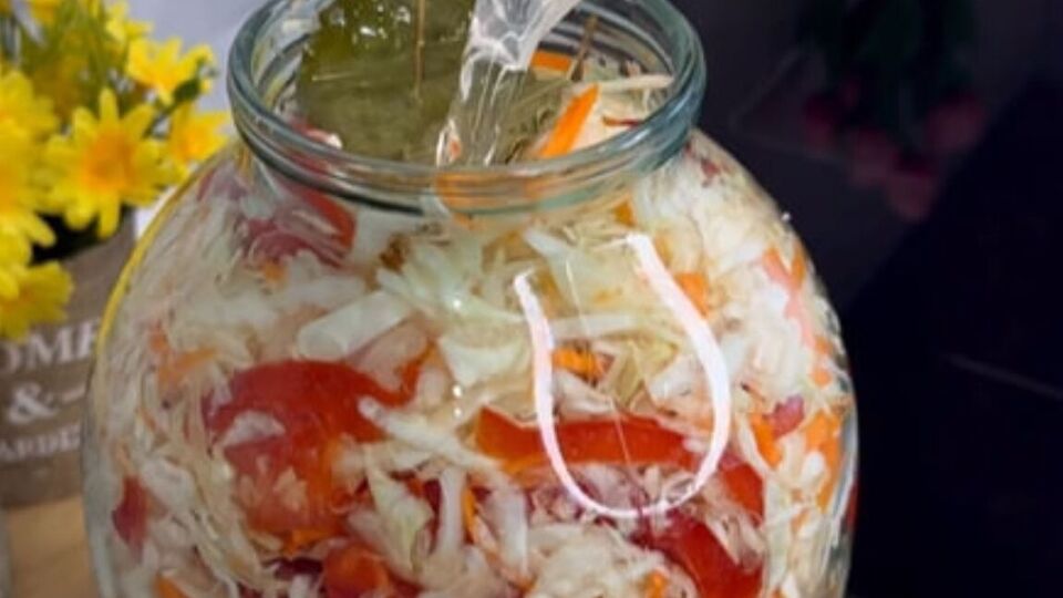 Капусту и перец нужно залить горячим маринадом