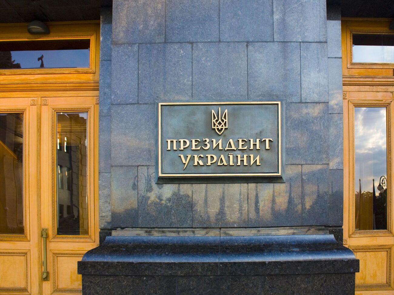 Источники СМИ назвали имена четырех из шести вероятных кандидатов на должность главы ОП