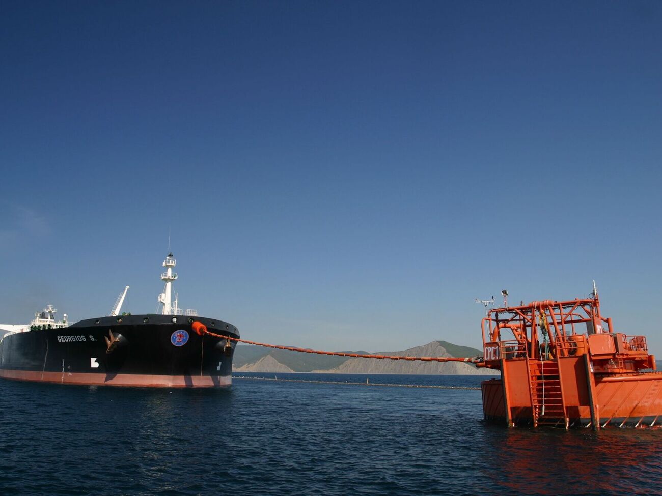 Работает только один швартовый пункт, указывает Reuters