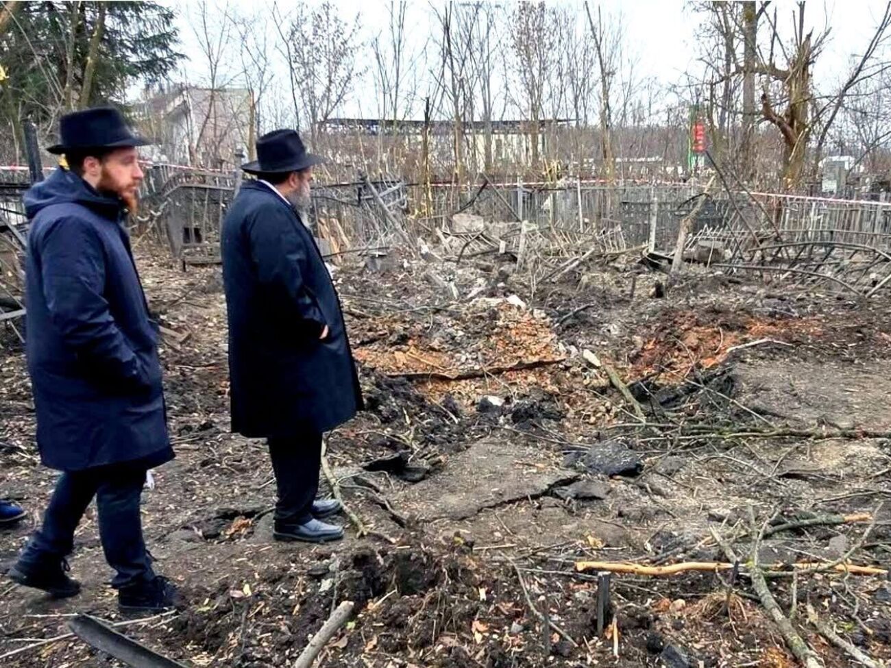 Из-за обстрела повреждения получили десятки могил